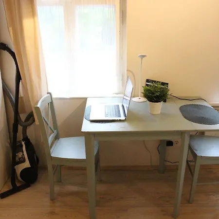 With Private Entrance And Free Parking Appartement